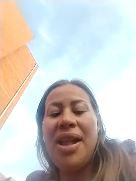 LaraCaliente online show from 10.28.25