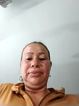 LaraCaliente online show from 11.15.25