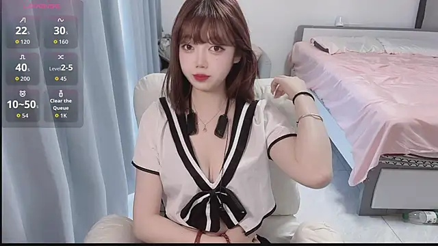 Snapshot of Lucky_Cici chatting on 10.01.25 Lucky Cici online show from 10.01.25