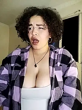 Snapshot of Julie_wallace chatting on 11.07.25 Julie wallace online show from 11.07.25