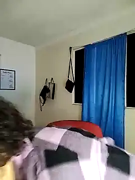 Snapshot of Julie_wallace chatting on 11.19.25 Julie wallace online show from 11.19.25