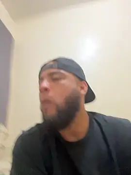 Snapshot of LeoPR00 chatting on 10.17.25 LeoPR00 online show from 10.17.25