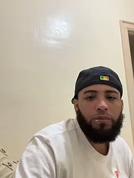 Snapshot of LeoPR00 chatting on 10.22.25 LeoPR00 online show from 10.22.25