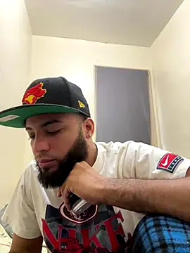 Snapshot of LeoPR00 chatting on 10.26.25 LeoPR00 online show from 10.26.25