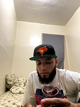 Snapshot of LeoPR00 chatting on 11.17.25 LeoPR00 online show from 11.17.25