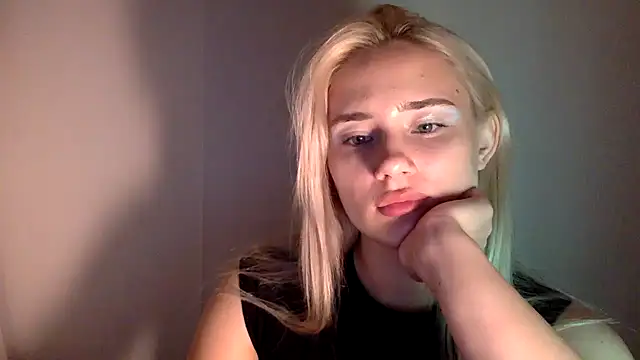 Snapshot of Rosvann chatting on 11.18.25 Rosvann online show from 11.18.25