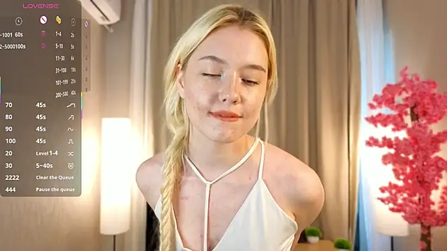 Snapshot of Flirty_lee chatting on 10.01.25 Flirty lee online show from 10.01.25