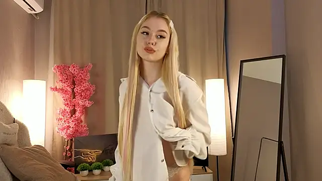 Snapshot of Flirty_lee chatting on 10.13.25 Flirty lee online show from 10.13.25