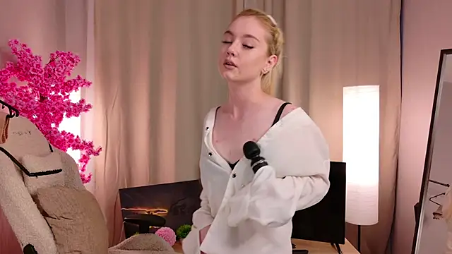 Snapshot of Flirty_lee chatting on 10.27.25 Flirty lee online show from 10.27.25