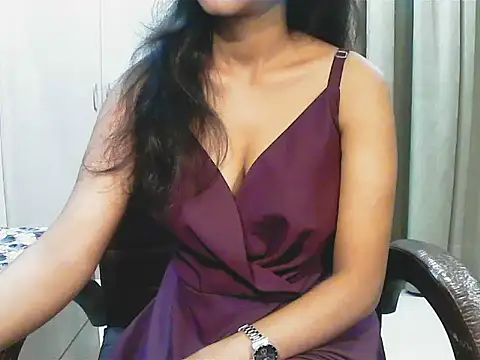 short girl  online show from 11.17.25