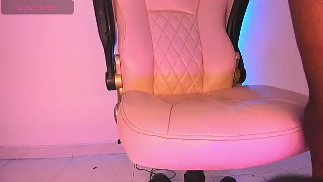 Snapshot of Mia_royal chatting on 12.01.25 Mia royal online show from 12.01.25