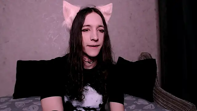 Snapshot of SilverMuse_ chatting on 10.27.25 SilverMuse online show from 10.27.25