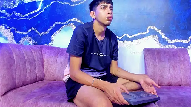 Juicy Creww online show from 11.18.25