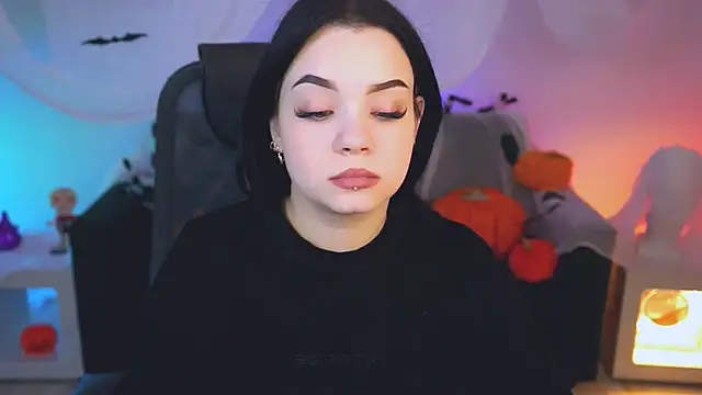 Snapshot of leslierowe_ chatting on 10.19.25 leslierowe online show from 10.19.25