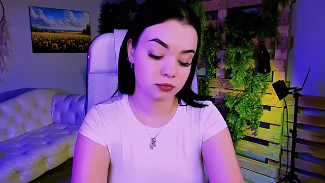 Snapshot of leslierowe_ chatting on 10.24.25 leslierowe online show from 10.24.25