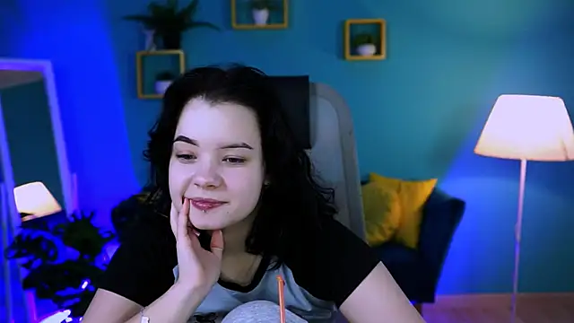 Snapshot of leslierowe_ chatting on 11.04.25 leslierowe online show from 11.04.25