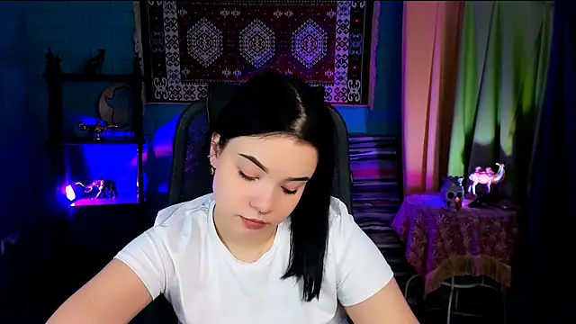 Snapshot of leslierowe_ chatting on 11.29.25 leslierowe online show from 11.29.25