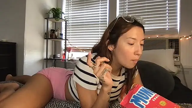 Snapshot of yoursweetestlilly chatting on 09.21.25 yoursweetestlilly online show from 09.21.25