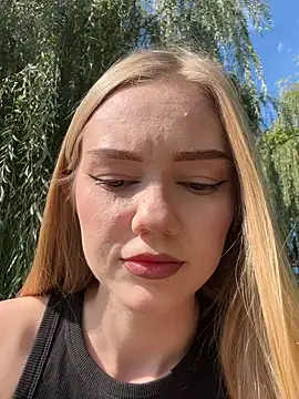 MilaMoone online show from 09.17.25