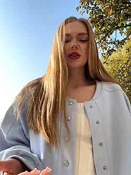 MilaMoone online show from 11.08.25