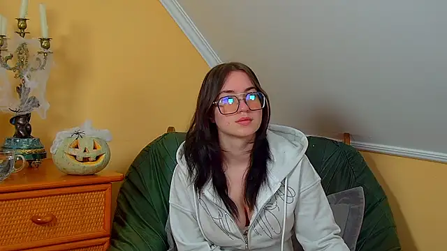 Snapshot of AnneAvery chatting on 10.31.25 AnneAvery online show from 10.31.25