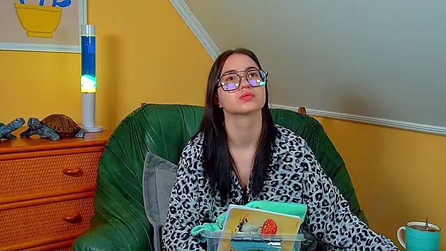 Snapshot of AnneAvery chatting on 11.21.25 AnneAvery online show from 11.21.25