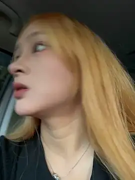 Snapshot of yuki_june chatting on 10.20.25 yuki june online show from 10.20.25