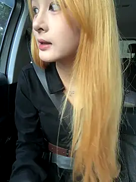 Snapshot of yuki_june chatting on 10.22.25 yuki june online show from 10.22.25