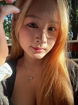 Snapshot of yuki_june chatting on 10.27.25 yuki june online show from 10.27.25