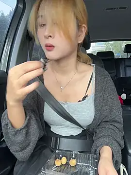 Snapshot of yuki_june chatting on 10.31.25 yuki june online show from 10.31.25