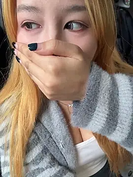 Snapshot of yuki_june chatting on 11.17.25 yuki june online show from 11.17.25