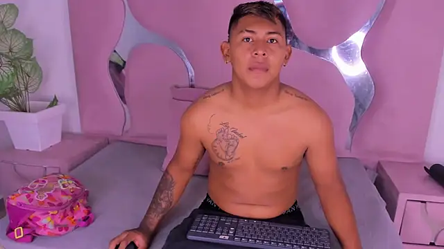 Snapshot of Mikeandmoonasm chatting on 11.12.25 Mikeandmoonasm online show from 11.12.25