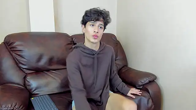 Snapshot of Xam_Collen chatting on 12.19.25 Xam Collen online show from 12.19.25