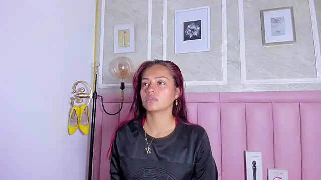 HoollyHendrix online show from 01.12.26