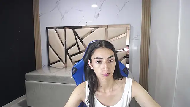 Snapshot of Maily_a_ chatting on 11.19.25 Maily a online show from 11.19.25