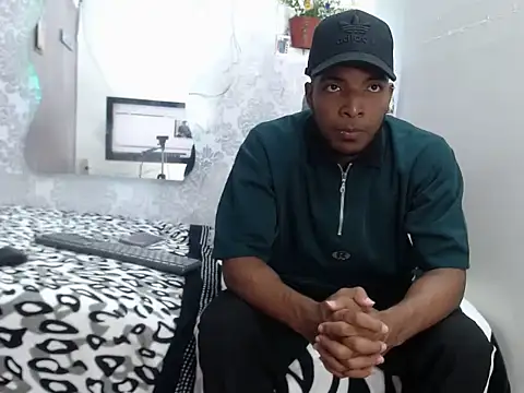 Snapshot of choco_hornyx18 chatting on 09.18.25 choco hornyx18 online show from 09.18.25