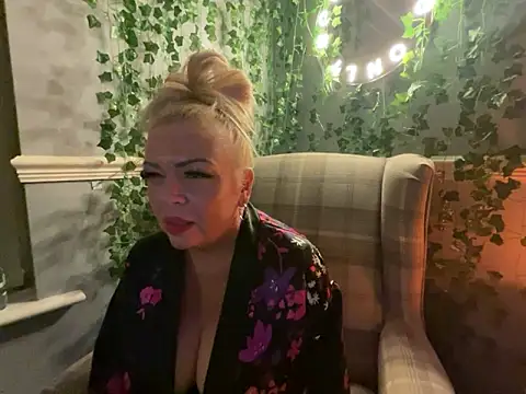 Snapshot of BonnyDesire chatting on 10.29.25 BonnyDesire online show from 10.29.25