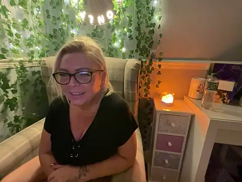 Snapshot of BonnyDesire chatting on 11.10.25 BonnyDesire online show from 11.10.25