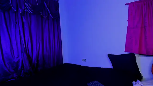 Snapshot of Shairaclark_ chatting on 10.08.25 Shairaclark online show from 10.08.25