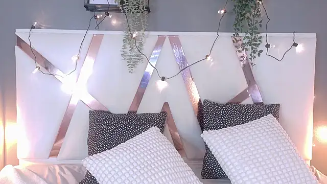 KeendraFox  online show from 09.19.25