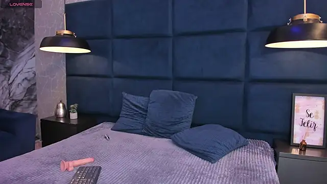 Snapshot of AteneaRoldan chatting on 11.22.25 AteneaRoldan online show from 11.22.25