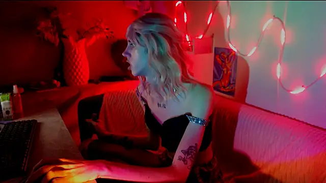 Snapshot of AlexNaughty14 chatting on 10.19.25 AlexNaughty14 online show from 10.19.25