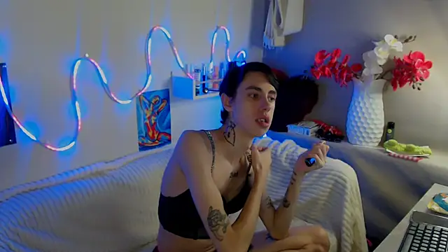 Snapshot of AlexNaughty14 chatting on 10.24.25 AlexNaughty14 online show from 10.24.25