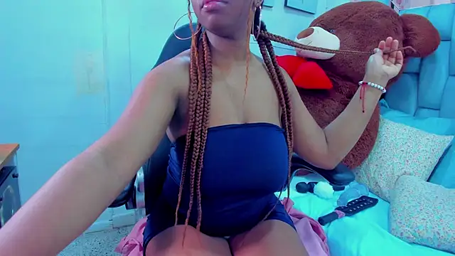 hazellanee online show from 11.12.25