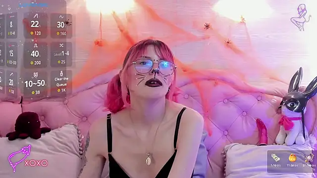 Snapshot of Rossiie_Hunt_ chatting on 10.17.25 Rossiie Hunt online show from 10.17.25