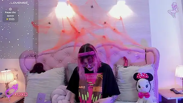 Snapshot of Rossiie_Hunt_ chatting on 10.24.25 Rossiie Hunt online show from 10.24.25