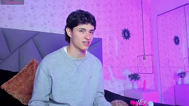 Snapshot of meganandtylerr19 chatting on 11.27.25 meganandtylerr19 online show from 11.27.25