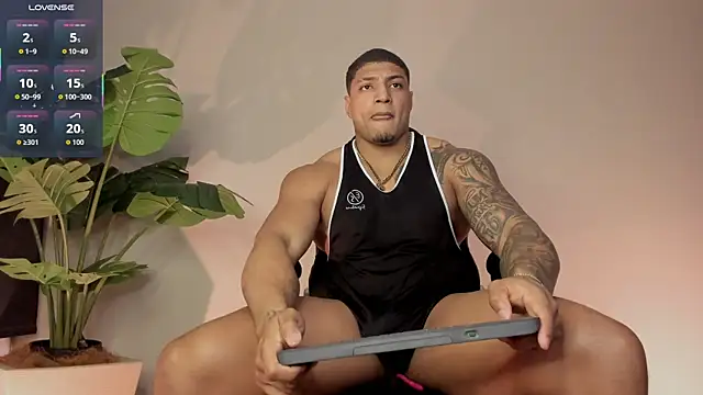 Snapshot of chrizmacgregor chatting on 10.24.25 chrizmacgregor online show from 10.24.25