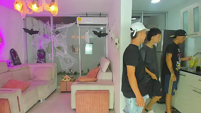 Snapshot of Houseofwarrios chatting on 10.04.25 Houseofwarrios online show from 10.04.25