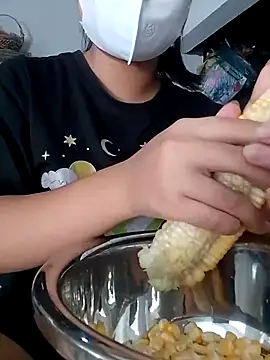 Snapshot of -Miraa- chatting on 11.15.25 -Miraa- online show from 11.15.25